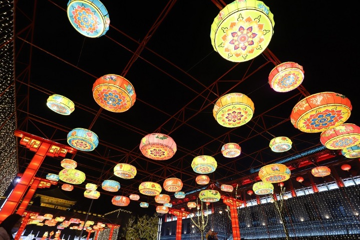Colorful lanterns warm up for upcoming festival