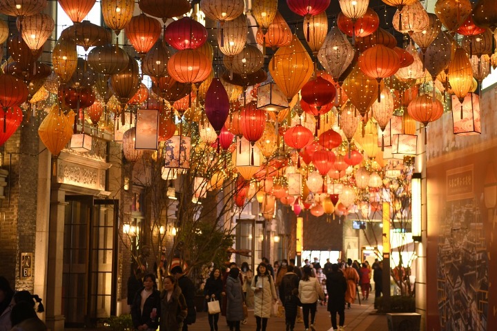 Lanterns highlight festive atmosphere in Chongqing
