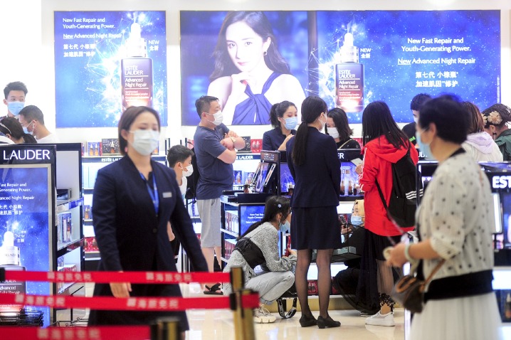 Consumption rebound sees malls packed