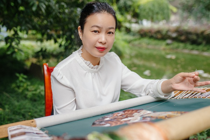 NPC deputy promotes Hunan embroidery, traditional culture