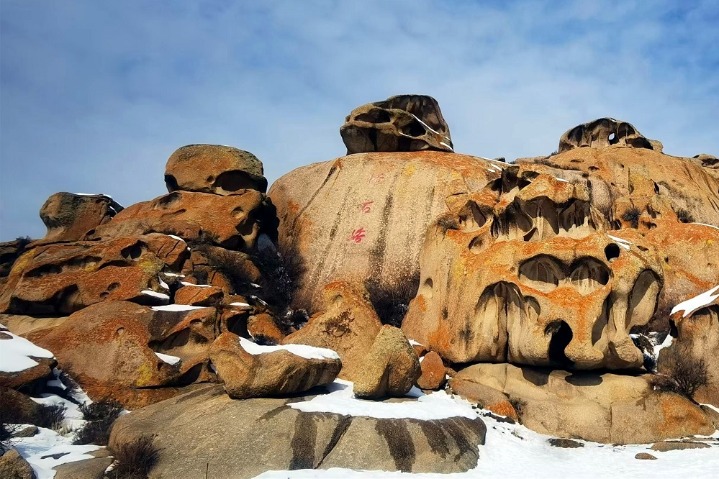 Rock landscapes are hot attractions in Xinjiang