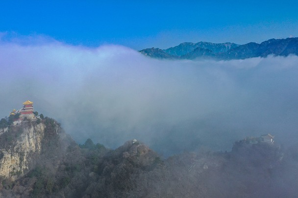 Sea of cloud wonders shown on the Qinling Mountains