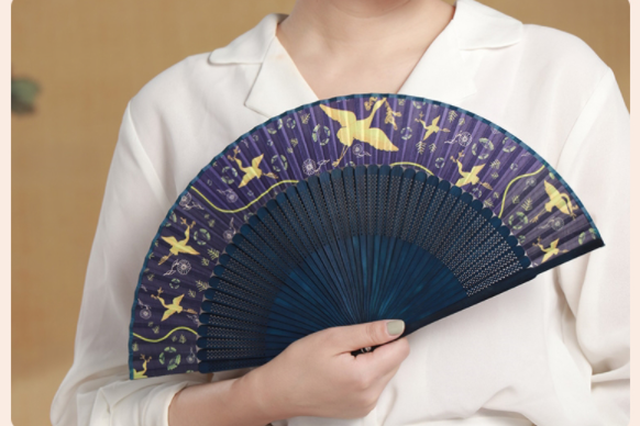 Museum unveils exquisite folding fan