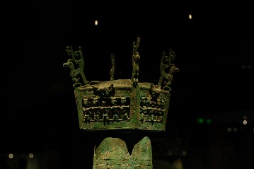 Sanxingdui relics: Bronze altar replicated from 100 broken pieces