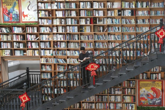 Wall of books attracts readers in Foshan