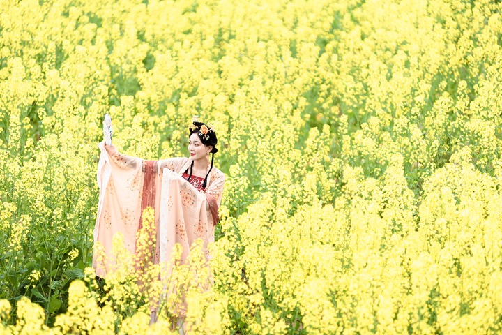 Women celebrate spring with outdoor hanfu photo shoots