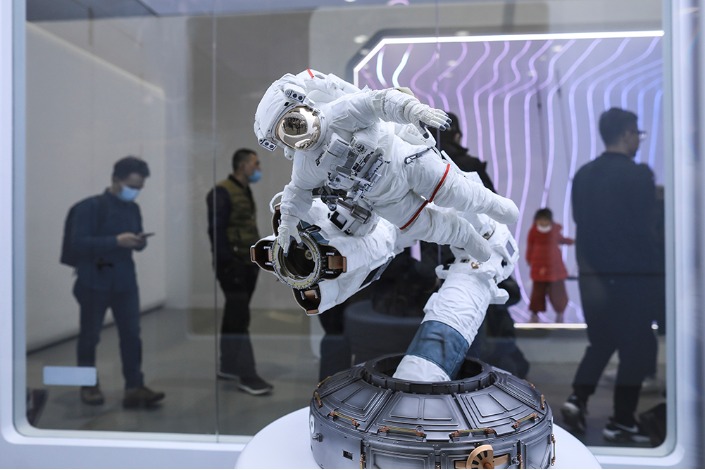 Exhibition showcases development of China's manned spaceship program