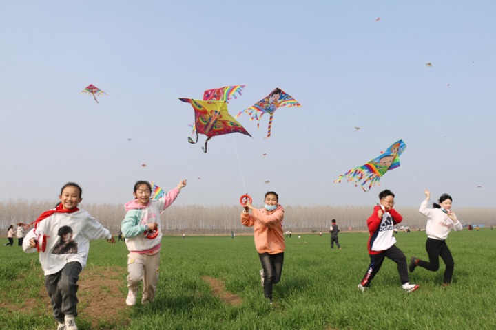 Students enjoy springtime in Jiangsu