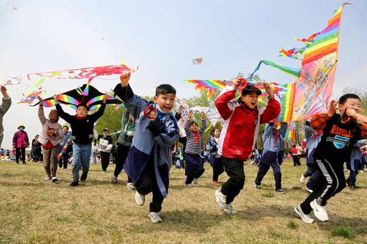 Jiangsu students enjoy spring activities