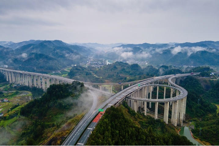 Expressway links fine views among Wuling Mountains