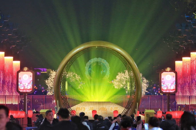 Tang-themed mall lights up night in Xi'an