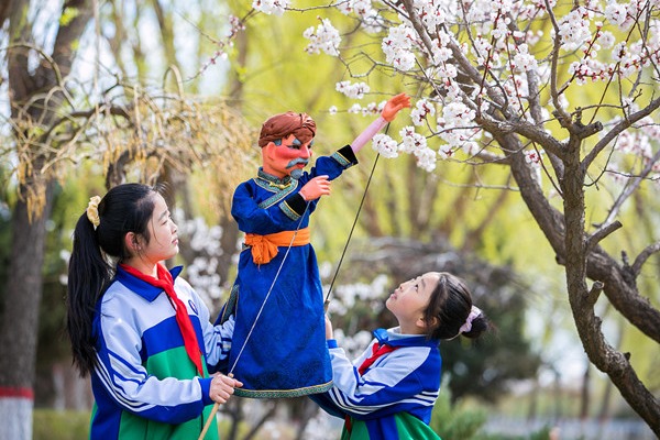 Hohhot students enchanted by colorful rod puppets