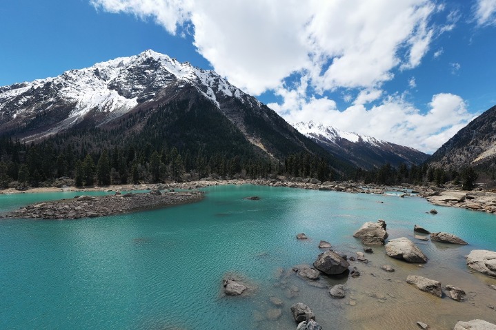 A lake and a snowy mountain make fantastic plateau scenery