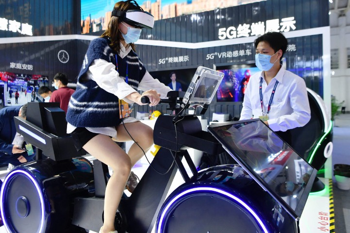 High-tech gadgets kick off digital summit in Fuzhou
