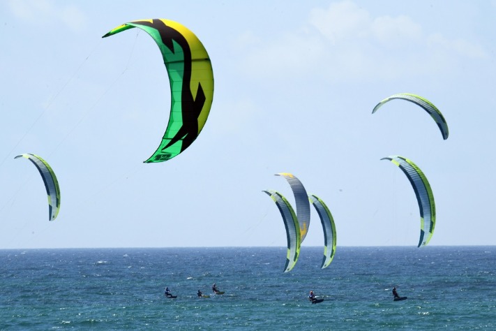 Kitesurfing lights up summer passion in Hainan