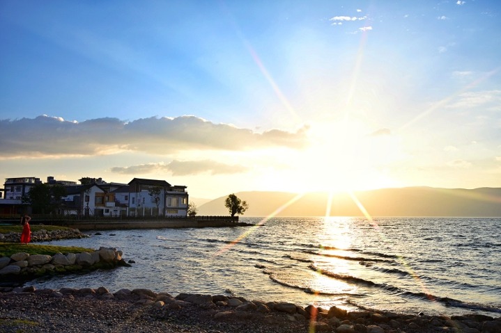 Stunning sunrise moments seen at Erhai Lake