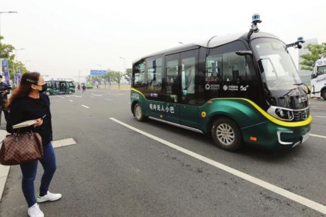 Driverless buses rolling toward commercial runs