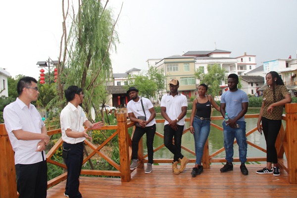 Foreign students, teachers absorb Party history on visit to Yudu County