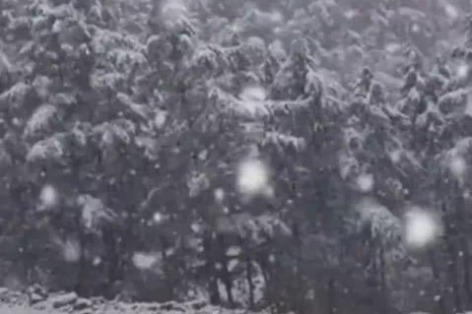 Sunshine gives way to snow in Jilin scenic area