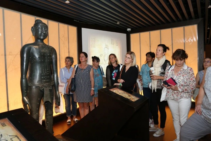 Shanghai University of TCM holds open day for foreigners