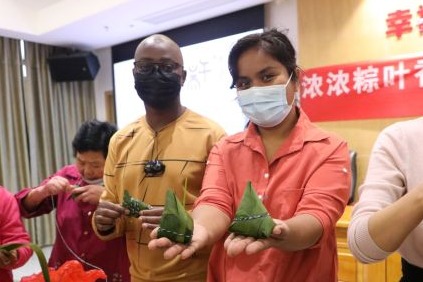 International students experience zongzi-making