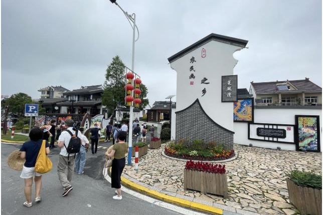Jiaxing art village welcomes foreign reporters