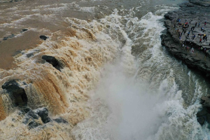 Hukou Waterfall impresses tourists