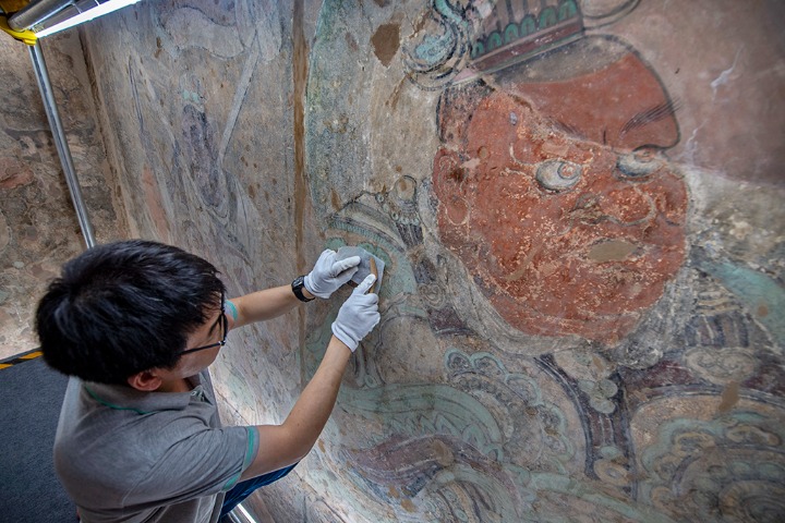 Taoist temple launches large-scale mural restoration