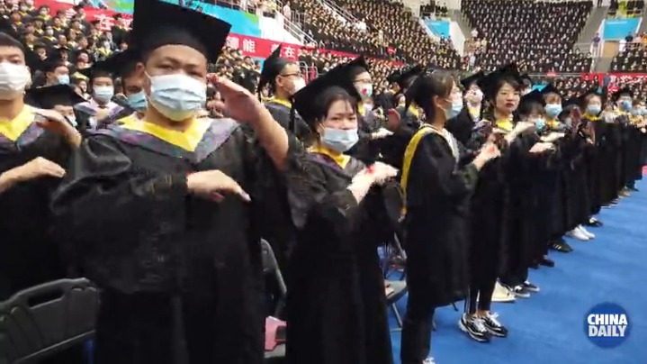 Sign language at graduation event touches netizens