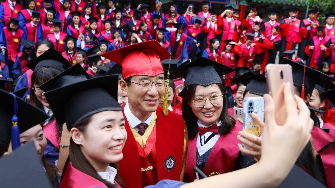 Graduates, faculty capture ceremony in photos