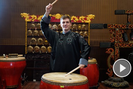 Ukrainian performers discover Chinese art | Ep. 6: Andrew joins Chinese percussion band