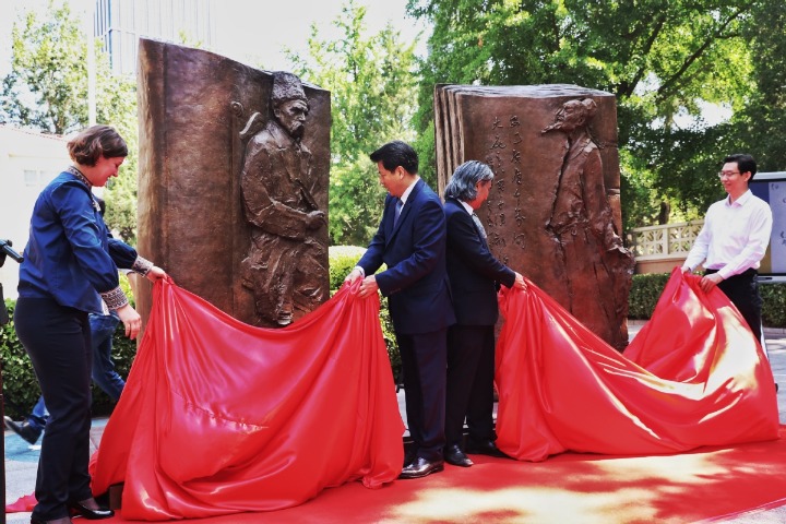 Poets' statues unveiled at Ukrainian embassy in Beijing