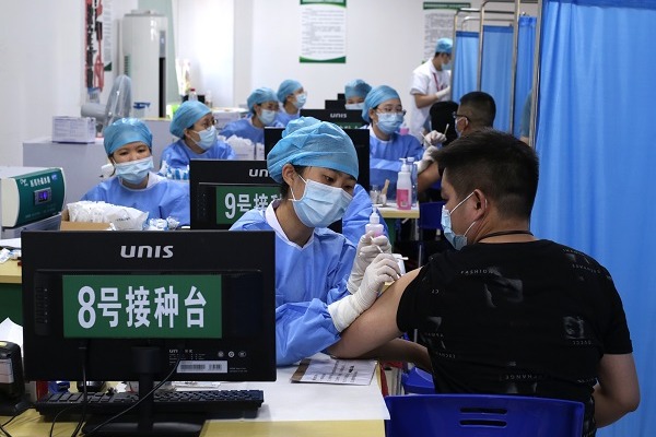 Crowds grow at large vaccine site in Guangzhou