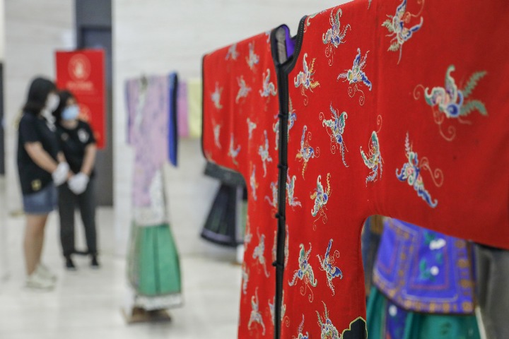 Book on traditional Chinese garments released in Beijing