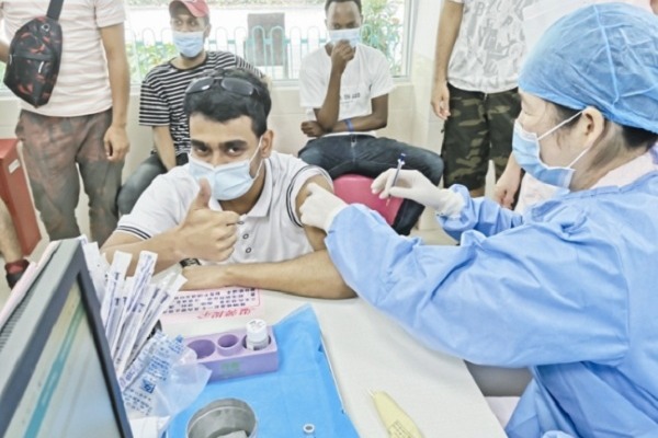 13 foreign students in Hechi receive vaccinations