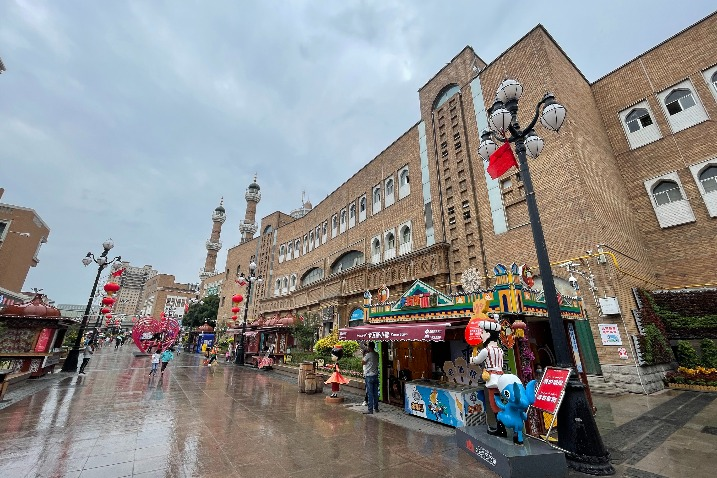 Watch it again: A look inside Xinjiang's International Grand Bazaar