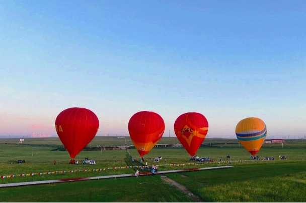 Hot air balloonists compete in Inner Mongolia