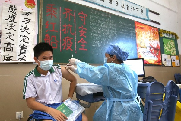 Young people take their jabs in Guangzhou
