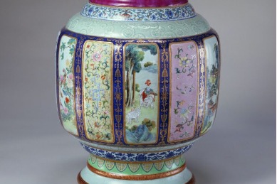 Large vase with variegated glazes embodies highest technologies of Chinese porcelain
