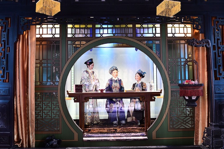 Holographic theater in museum illustrates historical scenes