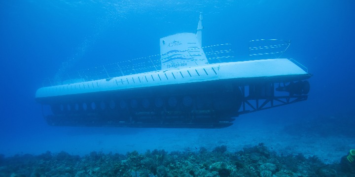 Sanya unveils first domestically made tourist submarine