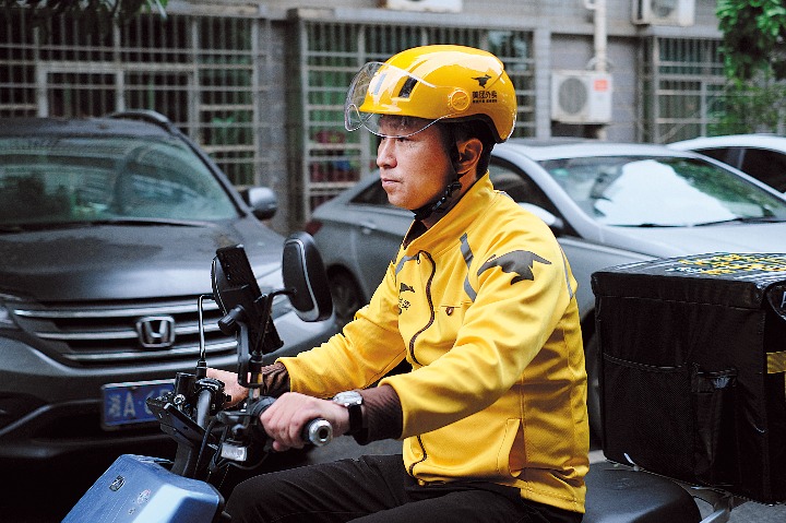 Jiangsu deliveryman displays door-to-door devotion to his job