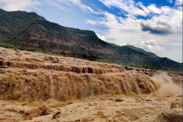 Hukou Waterfall roars a welcome for tourists