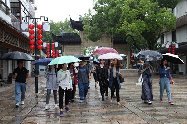International students embark on field trip in Shanghai