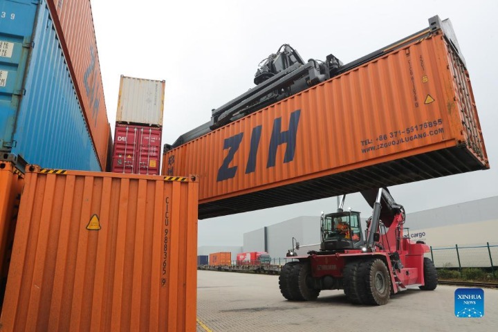 China-Europe freight train trips hit 10,000 by end-August