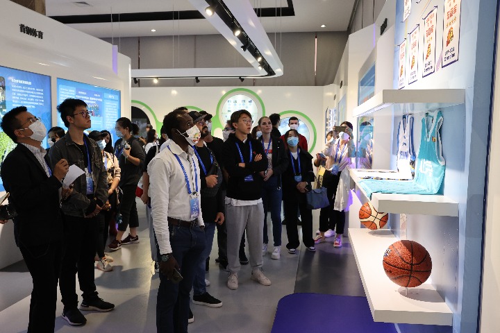 Foreign students visit Winter Olympics venue in Beijing