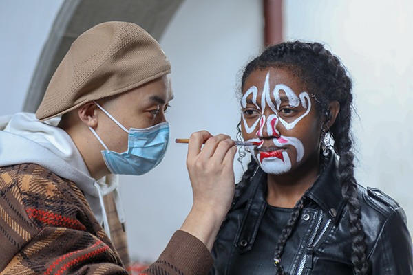 International students experience Chinese opera culture