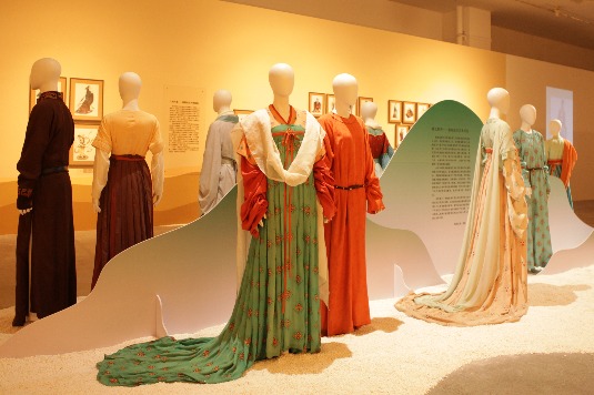 Exhibition featuring Dunhuang costume culture unveiled
