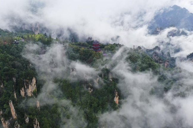 Mist paints scenic picture in Wulingyuan