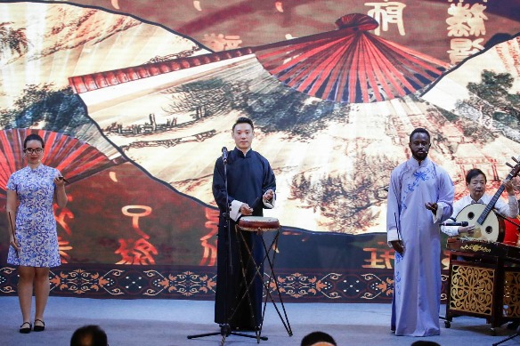 Foreign students display Tianjin-style performance